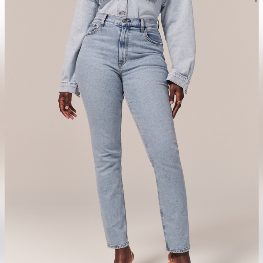 Abercrombie Ultra High Rise Slim Straight Jean Curve Love in Light